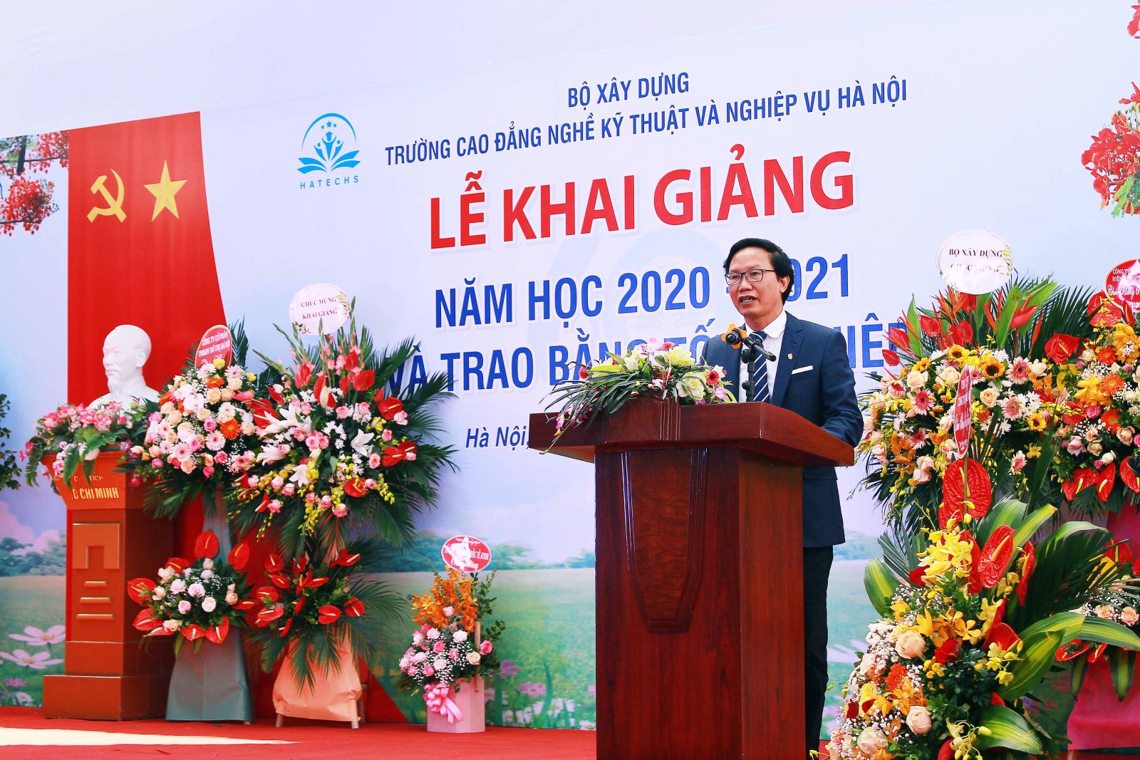Thứ trưởng Nguyễn Đình Toàn phát biểu tại lễ Khai giảng năm học mới của trường Cao đẳng nghề Kỹ thuật và Nghiệp vụ Hà Nội