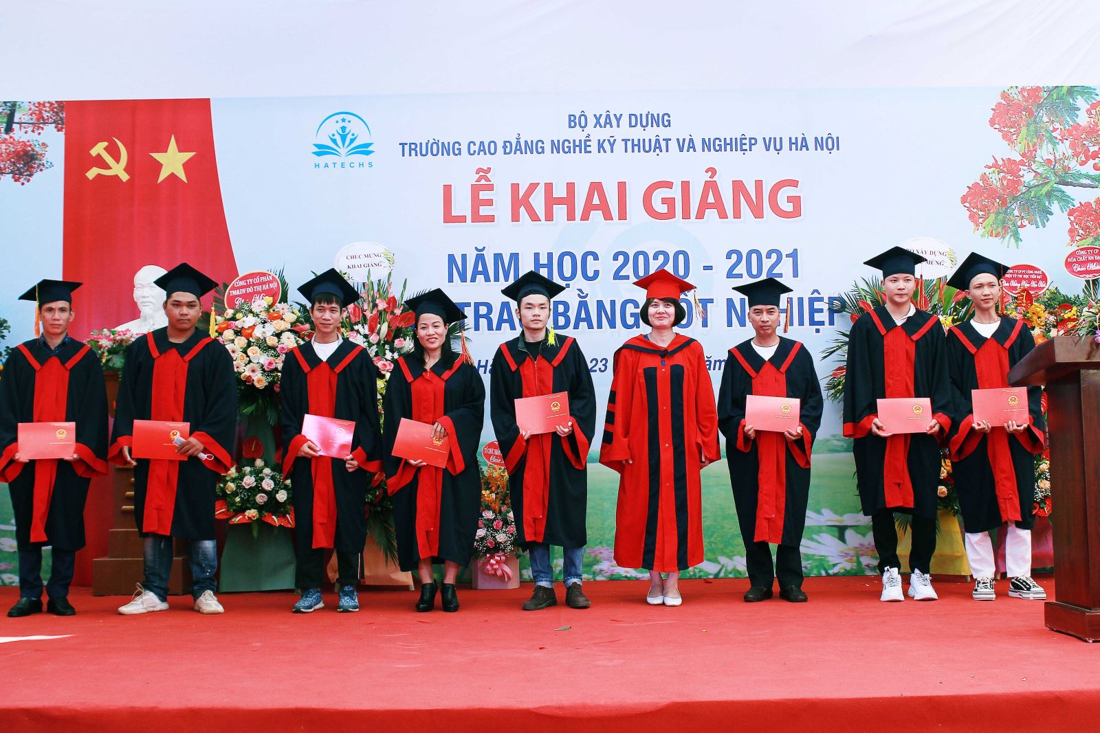 Phó Vụ trưởng Vụ Tổ chức cán bộ (Bộ Xây dựng) Nguyễn Thị Thanh Hằng trao Bằng tốt nghiệp cho các em học sinh, sinh viên mới ra trường